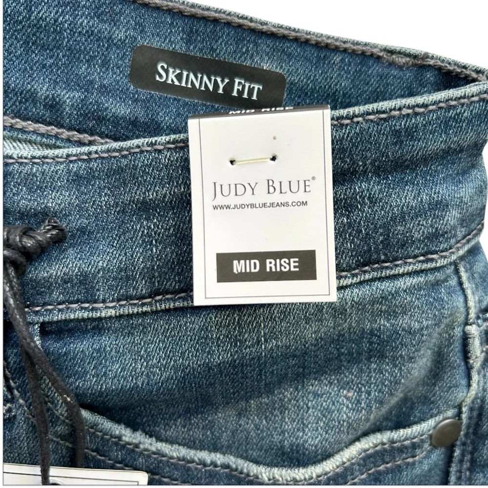 JUDY BLUE Women’s Mid Rise Skinny Fit Jeans Exclusive Modern Distressed 7/28 NWT